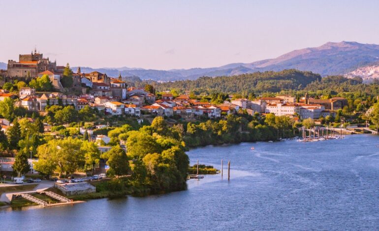 Así es la ciudad gallega transfronteriza que se asoma a las aguas del Miño