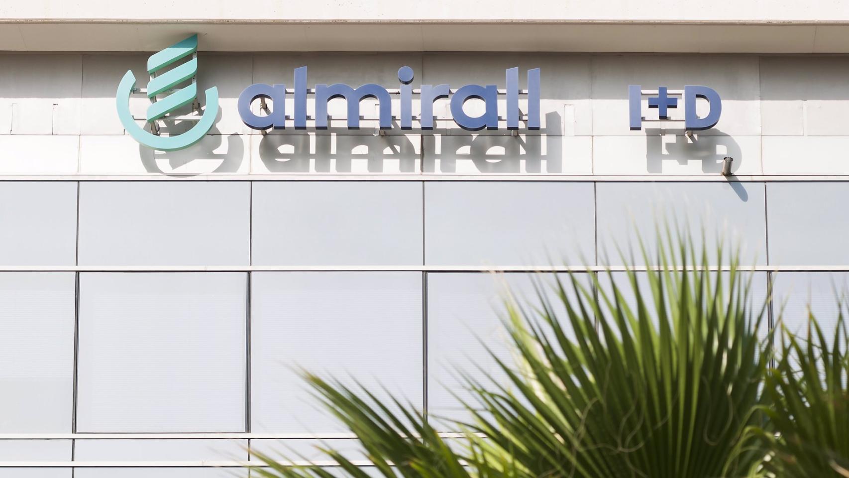 Almirall eleva un 72% sus ganancias en el primer semestre, hasta 26,5 millones