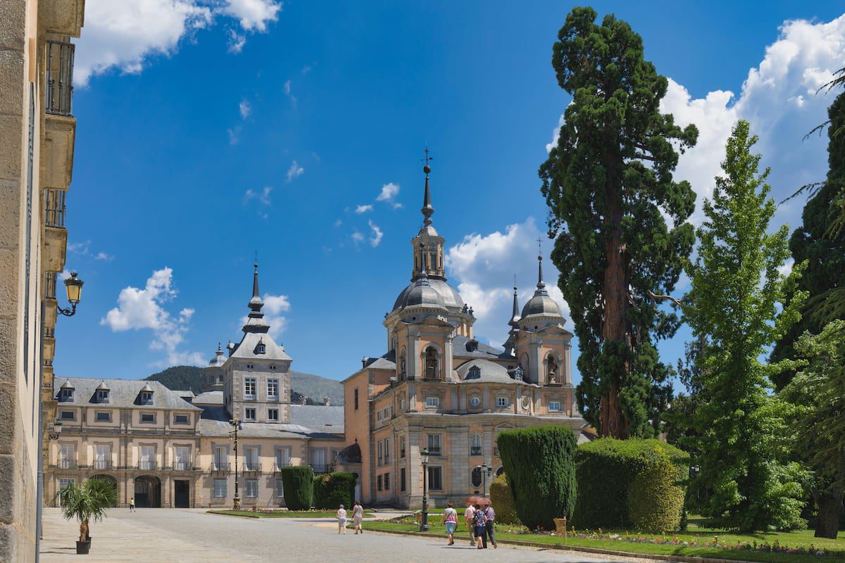 Las ‘Highlands’ de Segovia: bosques, palacios, castillos, whisky… y mucho cordero | El Viajero