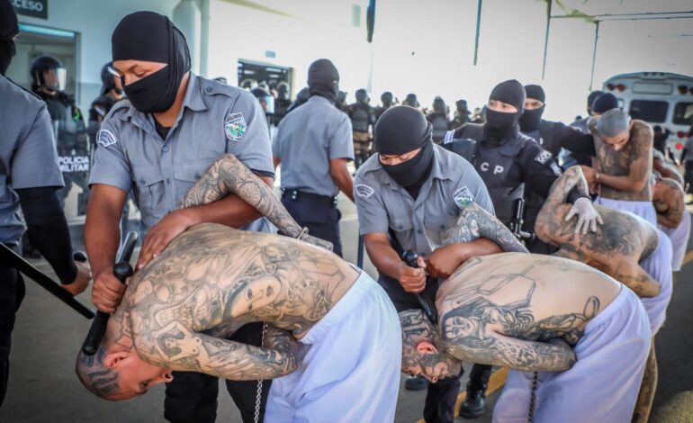 La Fiscalía venezolana abre una investigación contra Bukele por presunta tortura contra 252 migrantes en su ‘mega cárcel’