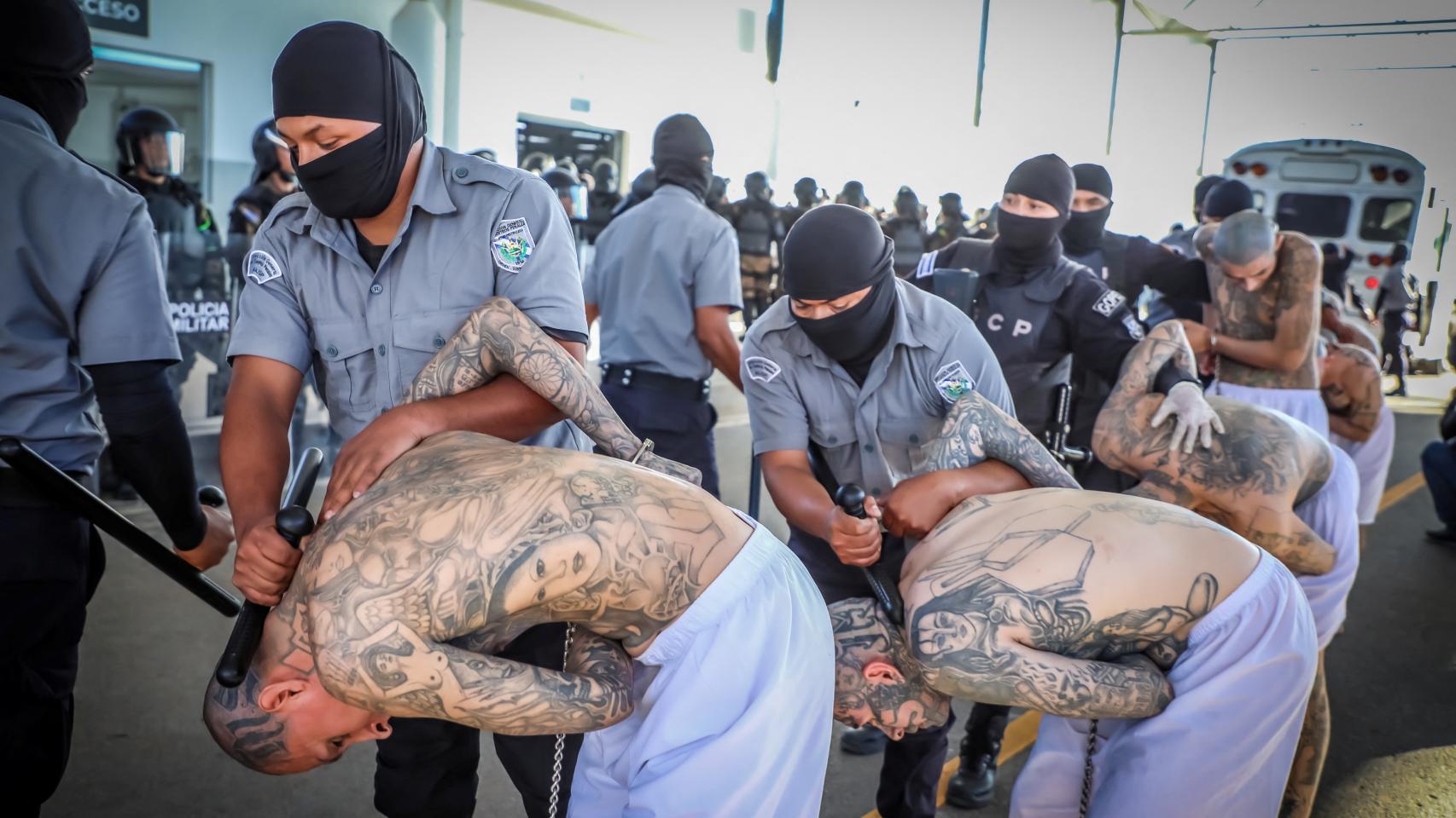 La Fiscalía venezolana abre una investigación contra Bukele por presunta tortura contra 252 migrantes en su ‘mega cárcel’