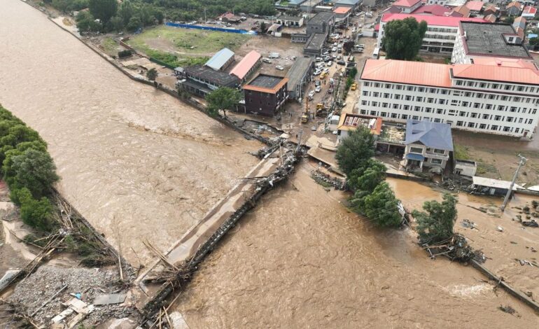 Fuertes lluvias e inundaciones en Pekín dejan al menos 30 muertos y miles de evacuaciones