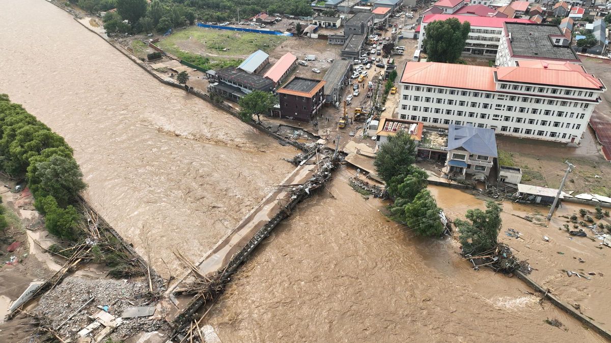 Fuertes lluvias e inundaciones en Pekín dejan al menos 30 muertos y miles de evacuaciones