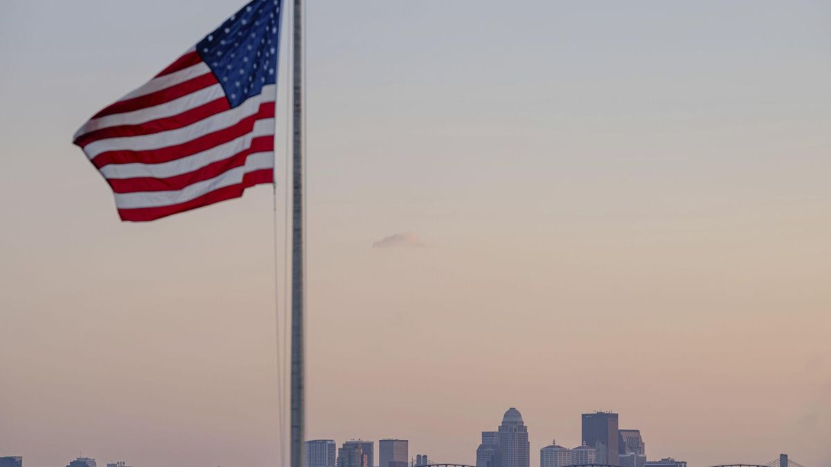 Tiroteo en EEUU | Abaten a un tirador que disparó a un policía en un aeropuerto de Kentucky y posteriormente a los fieles de una iglesia
