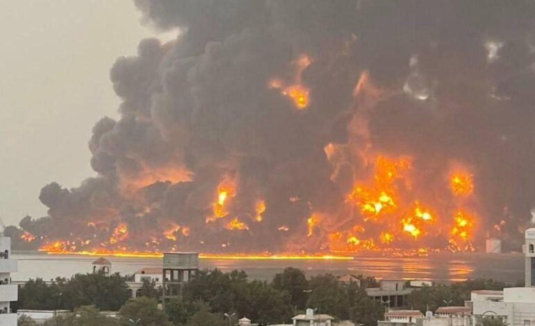 Las Fuerzas de Defensa de Israel bombardean objetivos de los rebeldes hutíes en el puerto de la ciudad de Hodeida