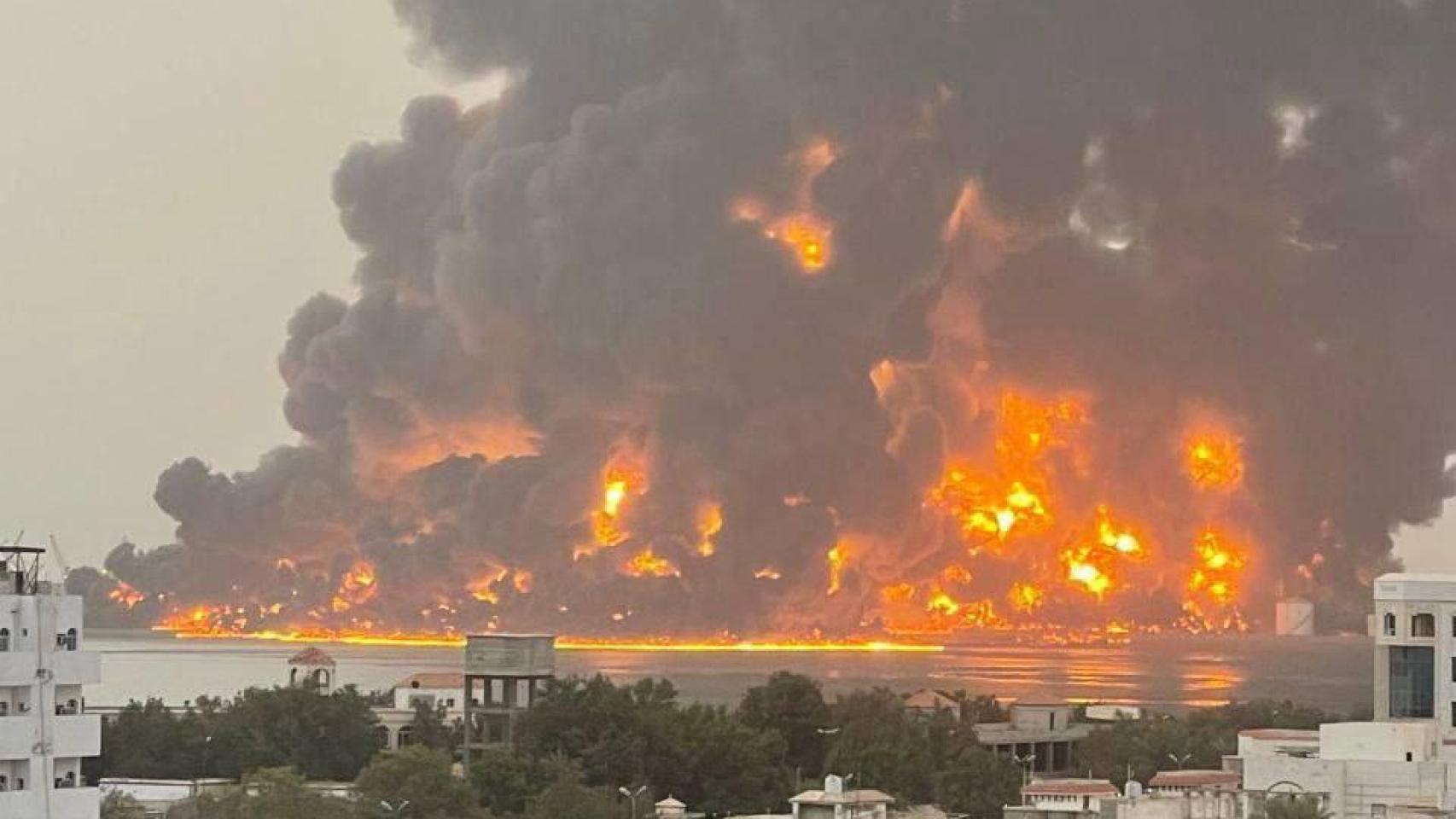 Las Fuerzas de Defensa de Israel bombardean objetivos de los rebeldes hutíes en el puerto de la ciudad de Hodeida