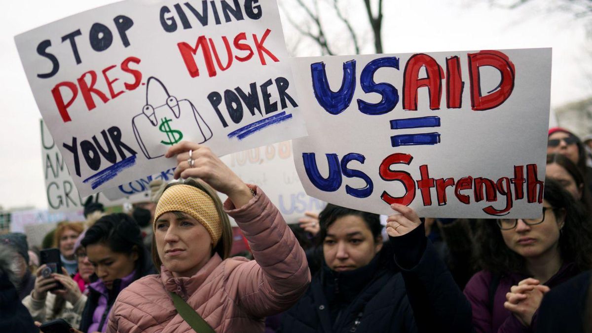 Un 56 % de estadounidenses desaprueba la gestión migratoria de Trump, según encuesta