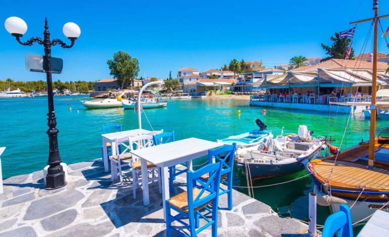 Así es la isla griega en la que han celebrado Pablo y Marie-Chantal su 30 aniversario de boda y adora la familia real griega