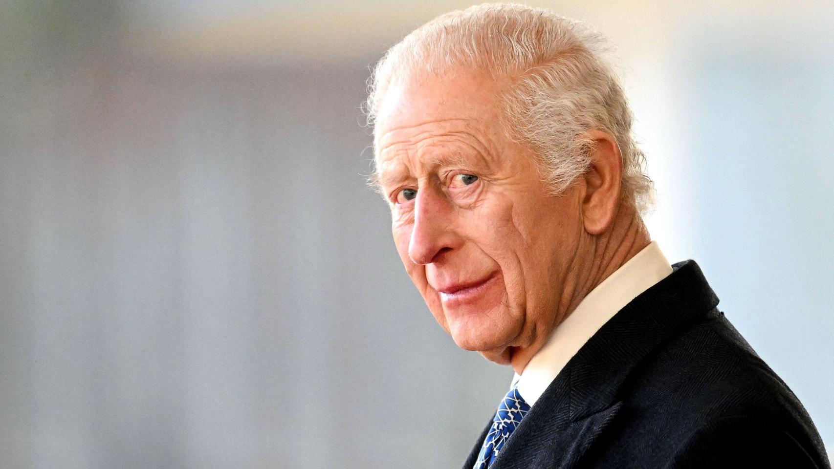 El rey Carlos III se confiesa sobre su cáncer en una improvisada charla con una persona anónima