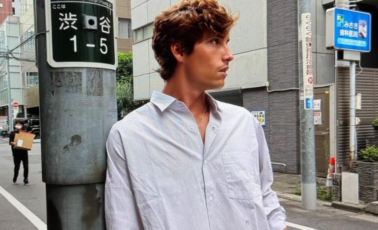 ¡Alerta, hombres! Nacho, el hijo pequeño de Emilio Aragón, tiene el cárdigan blanco ideal para los ‘looks’ de verano