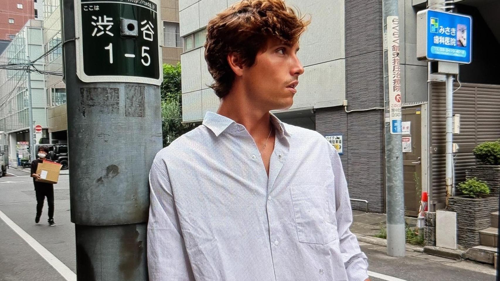 ¡Alerta, hombres! Nacho, el hijo pequeño de Emilio Aragón, tiene el cárdigan blanco ideal para los ‘looks’ de verano