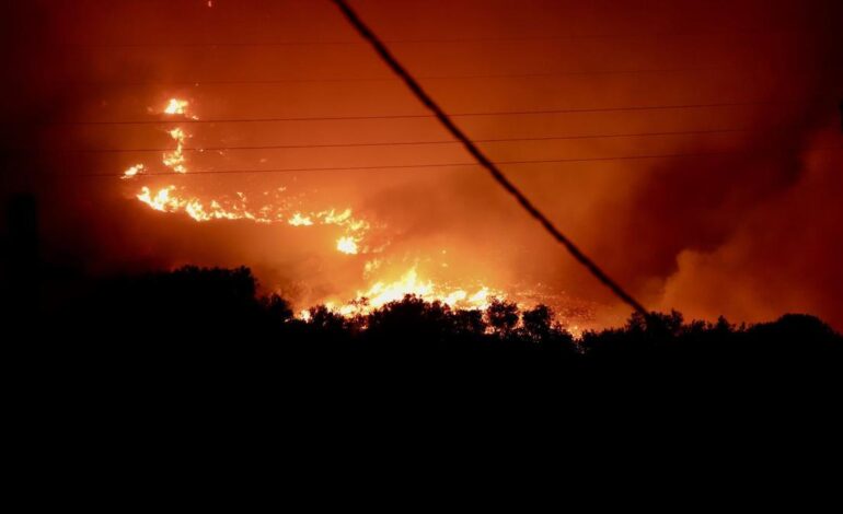 Un virulento incendio obliga a evacuar a autóctonos y turistas en la isla griega de Creta