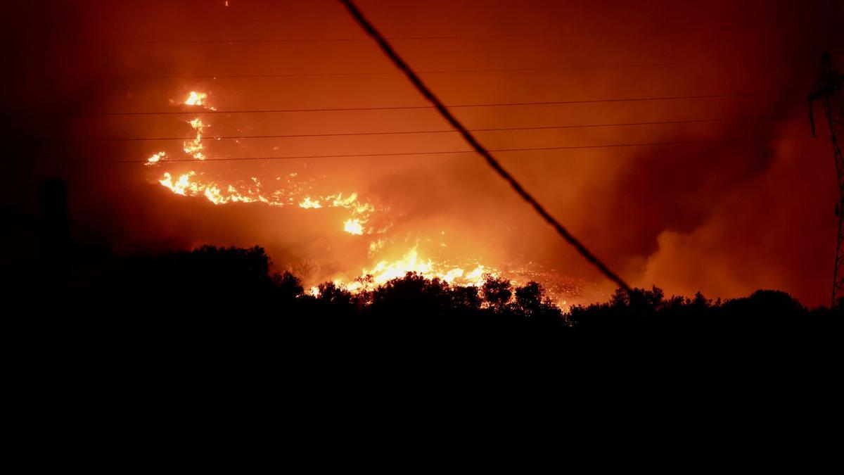 Un virulento incendio obliga a evacuar a autóctonos y turistas en la isla griega de Creta