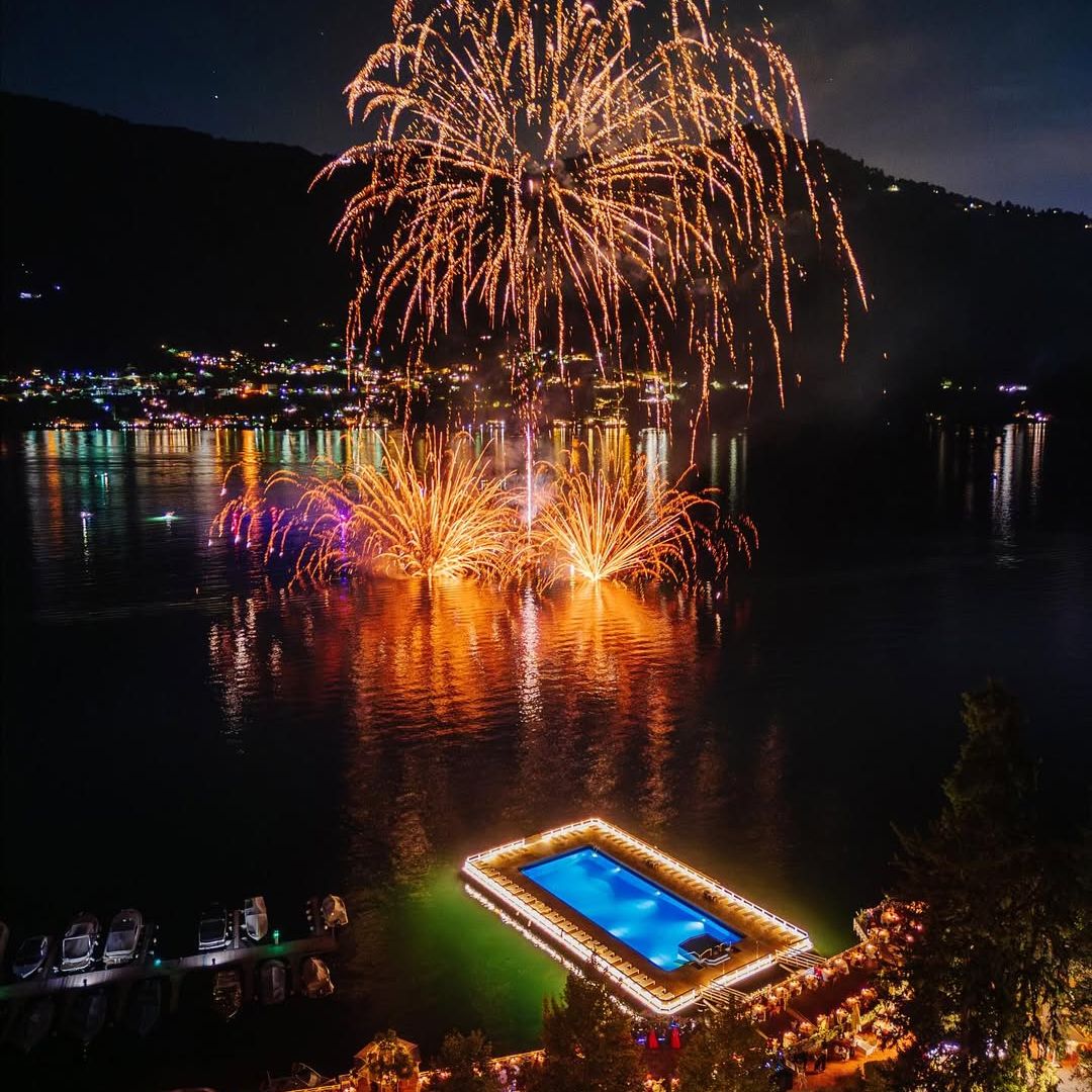 Piscina flotante en el lago Di, Italia, en el Hotel Villa d'Esta, Cernobbio