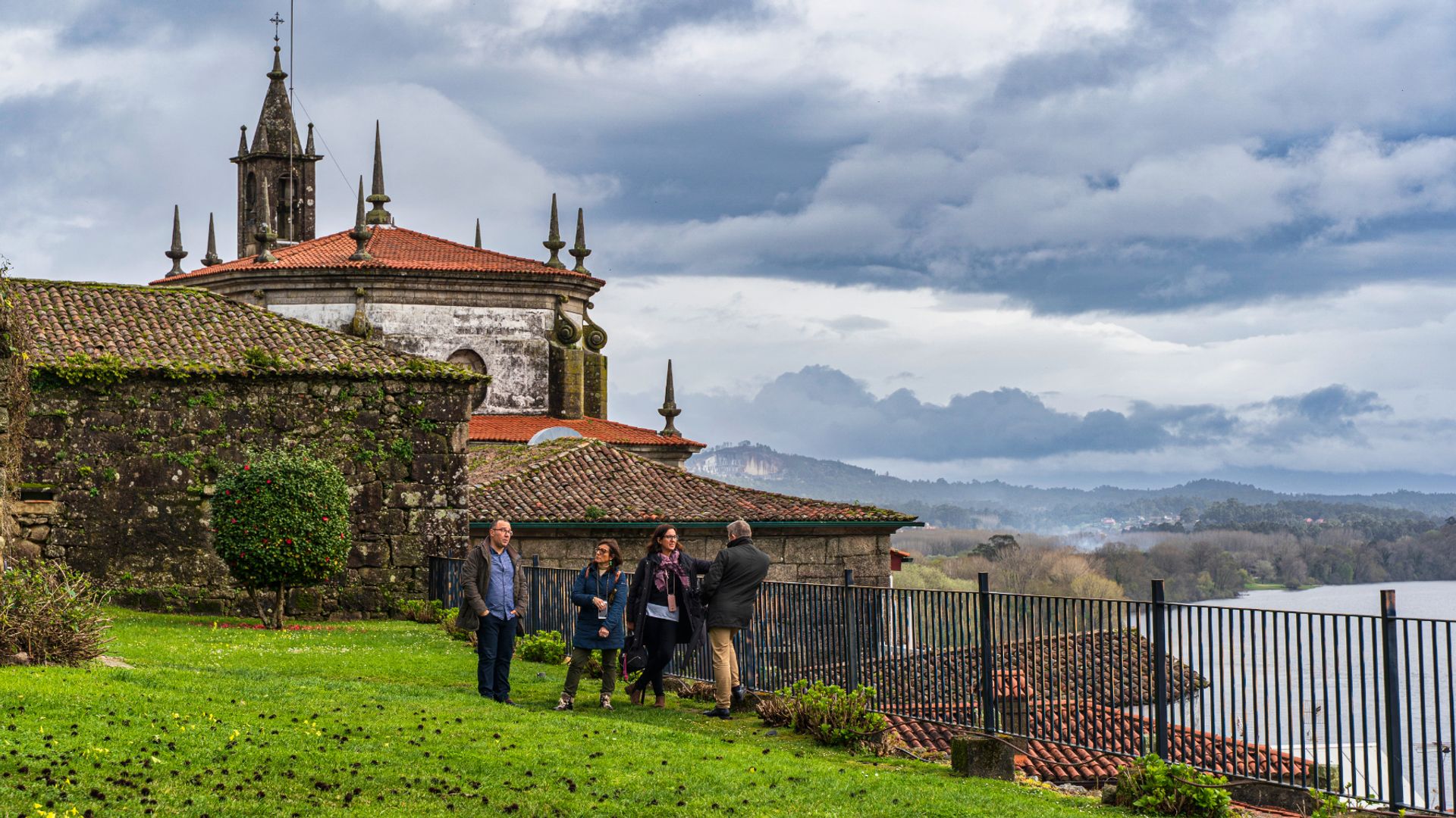 Mirador de la Catedral de Tui, en Pontevedra, al lado del río Miño