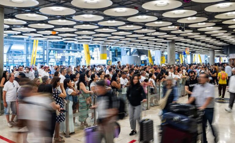 Qué pueden reclamar los viajeros que han perdido su vuelo por el caos en el control de pasaportes en la T4 de Barajas