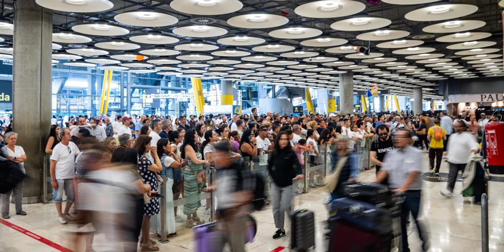 Qué pueden reclamar los viajeros que han perdido su vuelo por el caos en el control de pasaportes en la T4 de Barajas