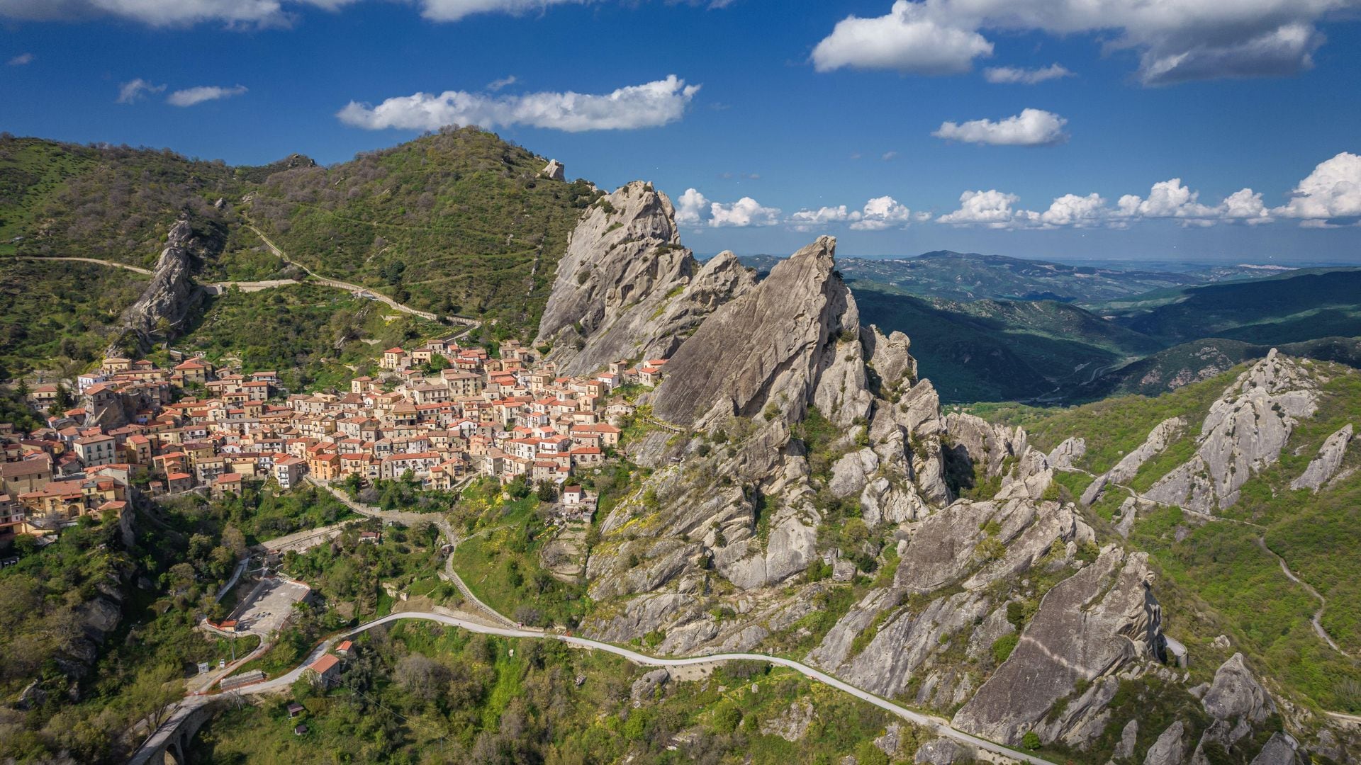 Castelmezzano, un pequeño pueblo en Los Dolomitas Lucanos, en el sur de Italia en la región de Basilicata