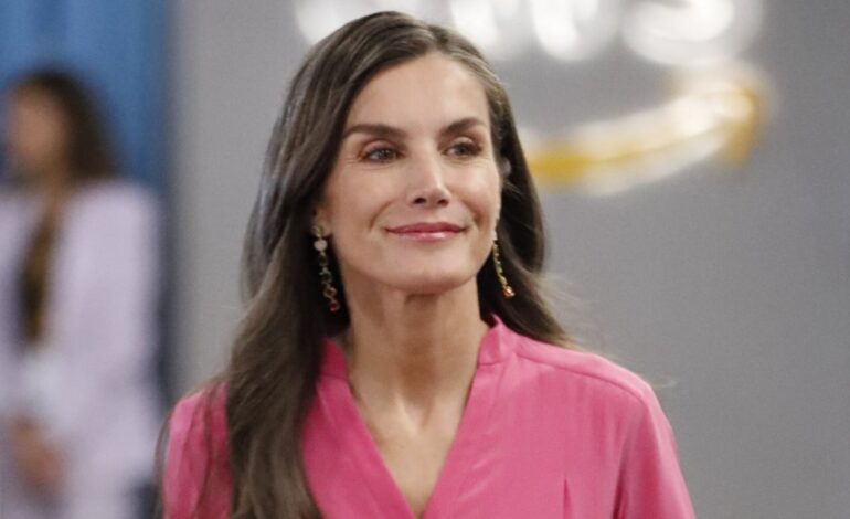 La reina Letizia recupera el vestido camisero con efecto rejuvenecedor que las mujeres de 50 más elegantes querrán en su armario de verano