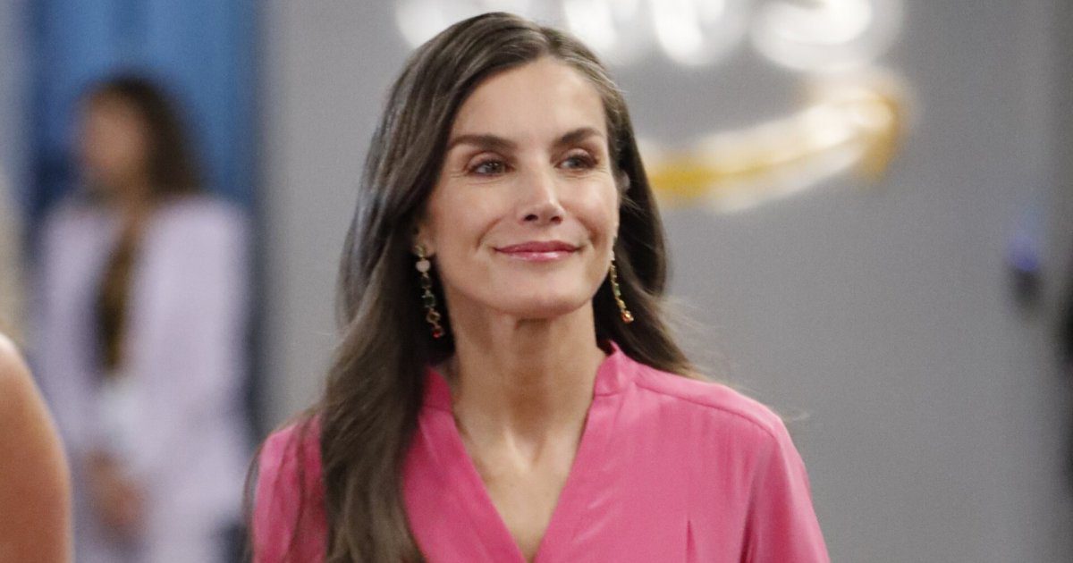La reina Letizia recupera el vestido camisero con efecto rejuvenecedor que las mujeres de 50 más elegantes querrán en su armario de verano
