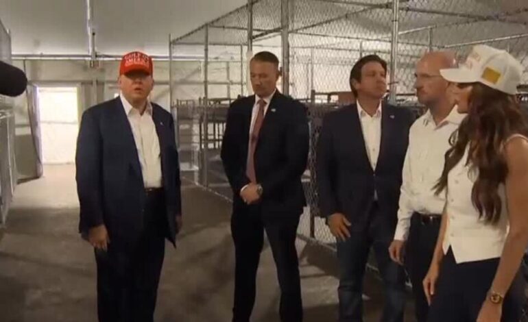 Legisladores denuncian jaulas y hacinamiento en 'Alligator Alcatraz'