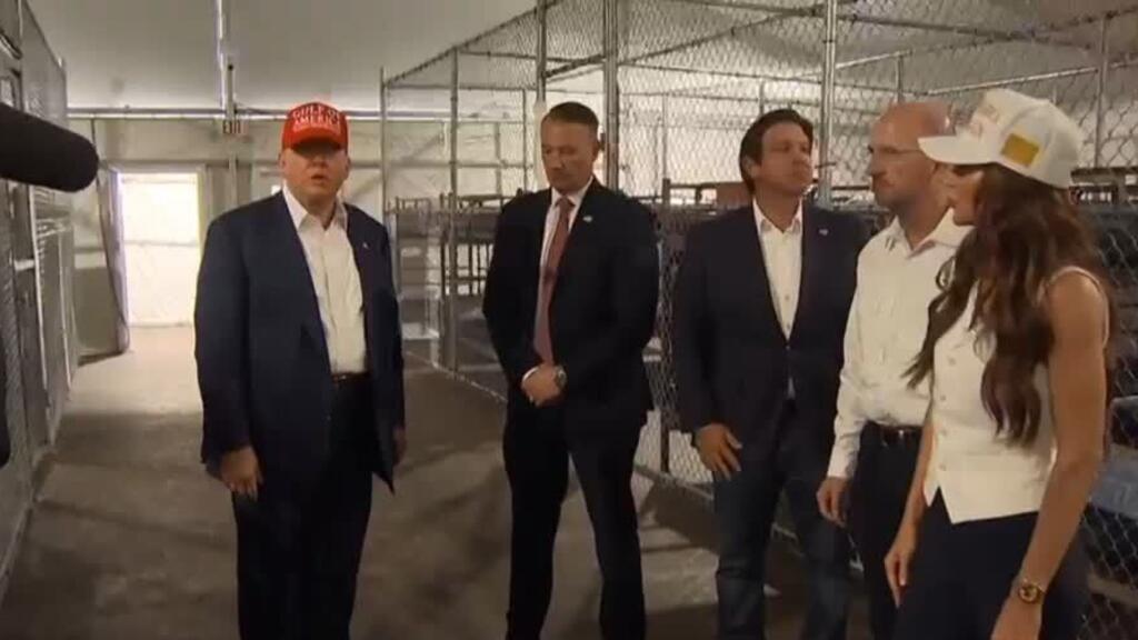Legisladores denuncian jaulas y hacinamiento en 'Alligator Alcatraz'