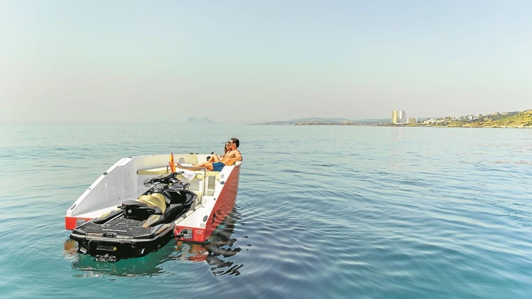 La compañía española One Water Toys ha desarrollado un 16, uno 16, una plataforma innovadora que convierte las motocicletas de JetSki en un bote de más de cinco metros que pueden albergar hasta seis personas.