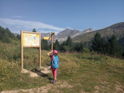 Una niña observa las indicaciones de los excursionistas. Imagen proporcionada por Safe Mountain.