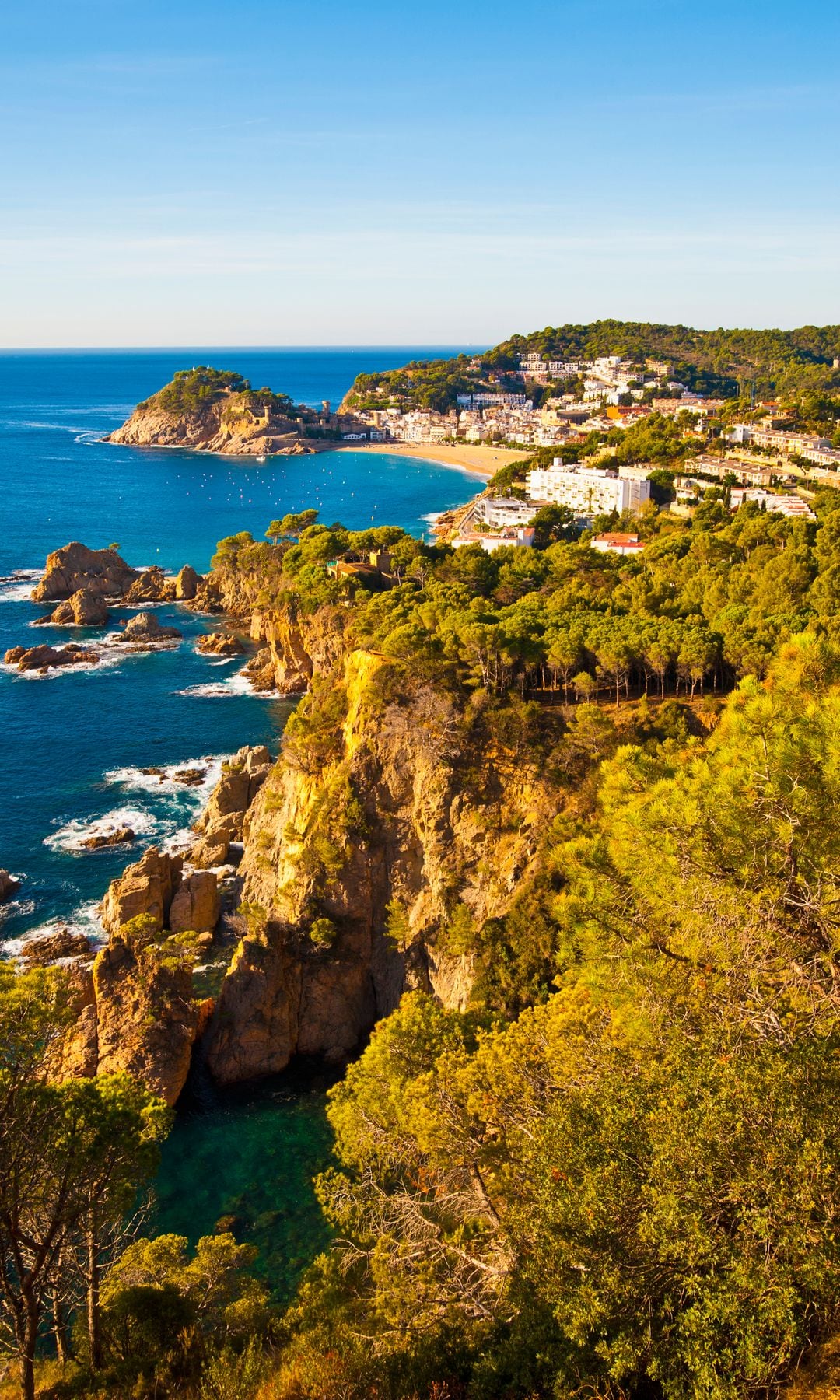 Panorámico del pequeño pueblo de Llafranc, en Costa Brava (Girona), perteneciente al municipio de Palafrugell