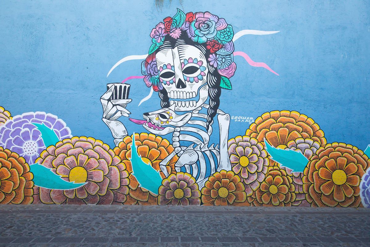 Oaxaca, la ciudad de piedra verde, chocolate y humo | Guía El Viajero 2025
