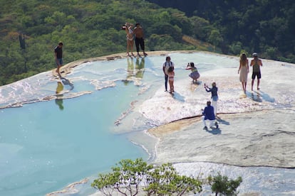 Visitantes con agua hirviendo, un enclave natural a una hora y media de Oxaca.