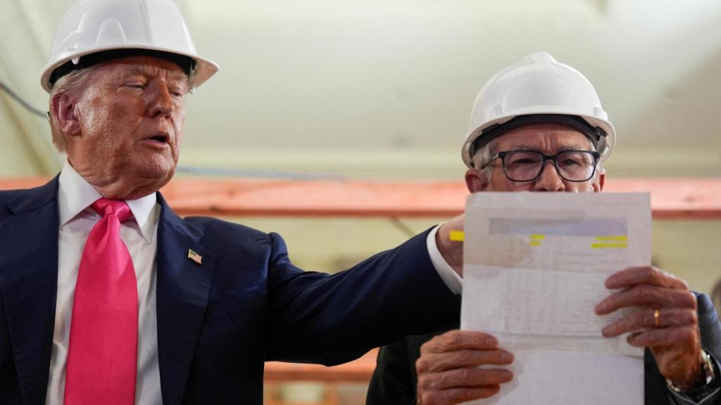 Donald Trump, presidente de los Estados Unidos, junto con Jerome Powell, presidente de la Fed, en una visita a un edificio en obras del Banco Central.