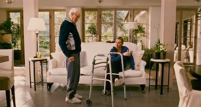 Kate Winslet y Eli Wallach en la película 