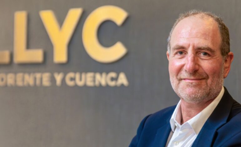 LLYC ficha al periodista Enric Hernández como asesor senior en Barcelona