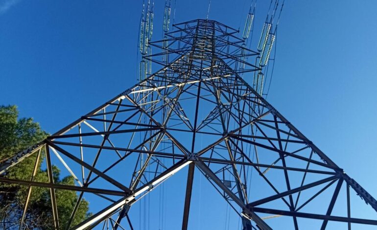 Competencia sacude a las eléctricas y propone pagarles por sus redes 2.800 millones menos de lo que exigían