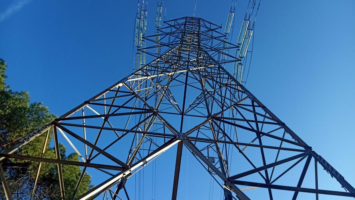 Competencia sacude a las eléctricas y propone pagarles por sus redes 2.800 millones menos de lo que exigían