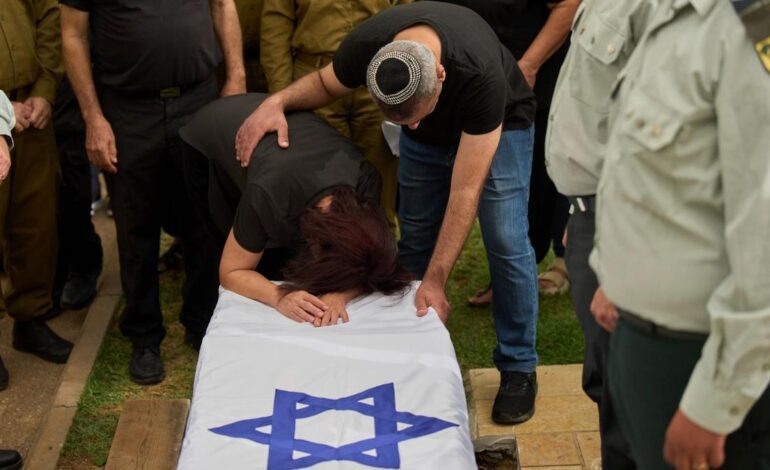 oriente próximo | Hamás mata a cinco soldados ultraortodoxos e Israel obliga a los gazatíes a hacinarse en la costa