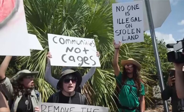 Activistas y congresistas demócratas denuncian las condiciones inhumanas de los migrantes en Alligator Alcatraz