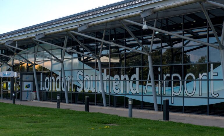 Un avión se estrella tras despegar del aeropuerto Southend de Londres