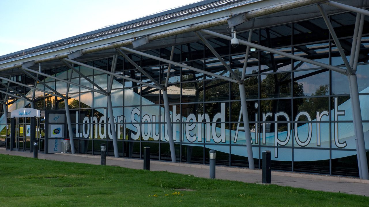 Un avión se estrella tras despegar del aeropuerto Southend de Londres