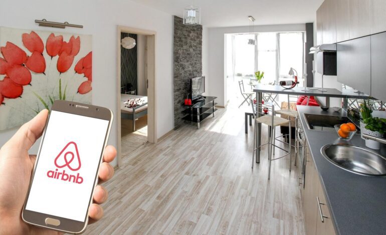 Consumo denuncia 55.000 nuevos anuncios ilegales de Airbnb tras conseguir retirar 65.000 de su plataforma