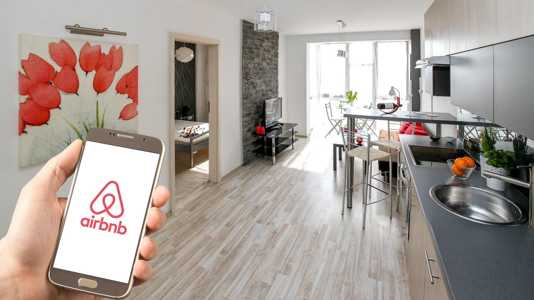 Consumo denuncia 55.000 nuevos anuncios ilegales de Airbnb tras conseguir retirar 65.000 de su plataforma