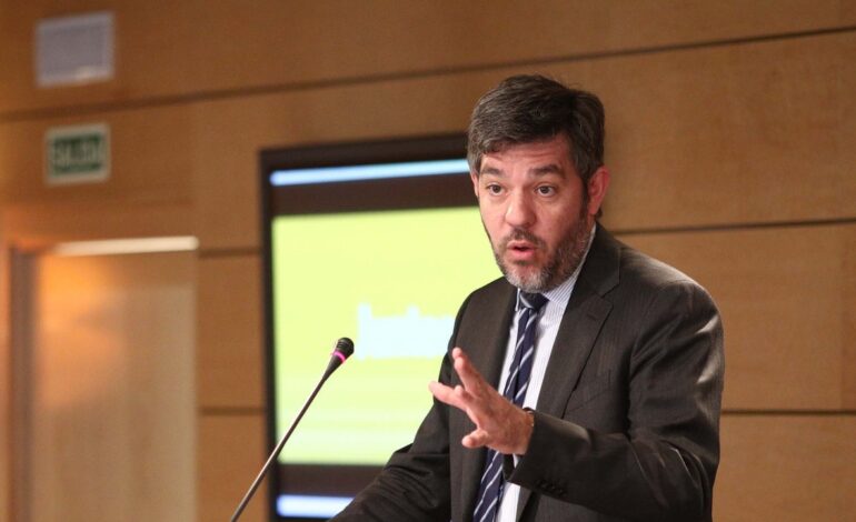 ficha para Economía a Nadal (un exalto cargo de Rajoy), mueve a Bravo y mantiene a Bendodo y Sémper