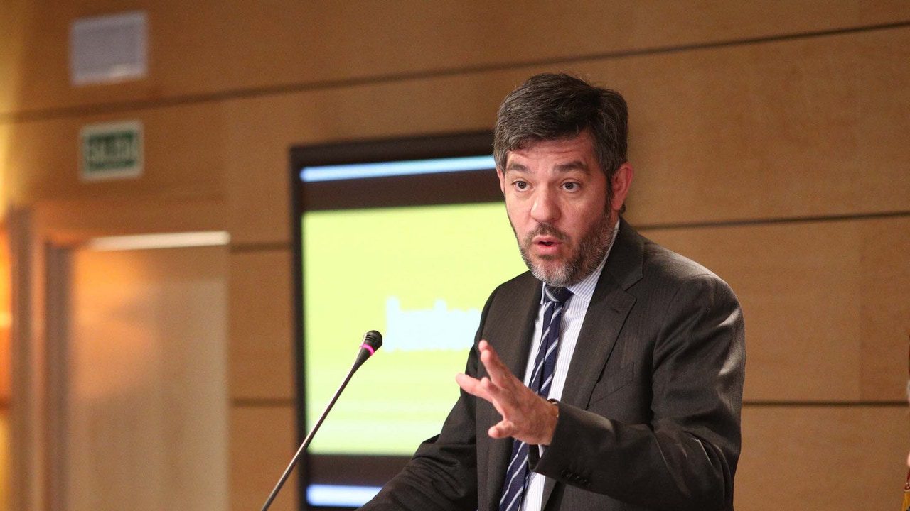ficha para Economía a Nadal (un exalto cargo de Rajoy), mueve a Bravo y mantiene a Bendodo y Sémper