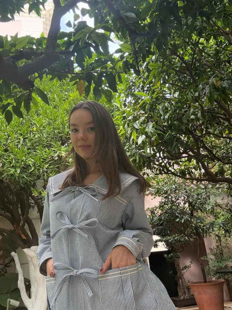 Alexandra de Hanover llevaba una bolsa plateada de 25 euros 