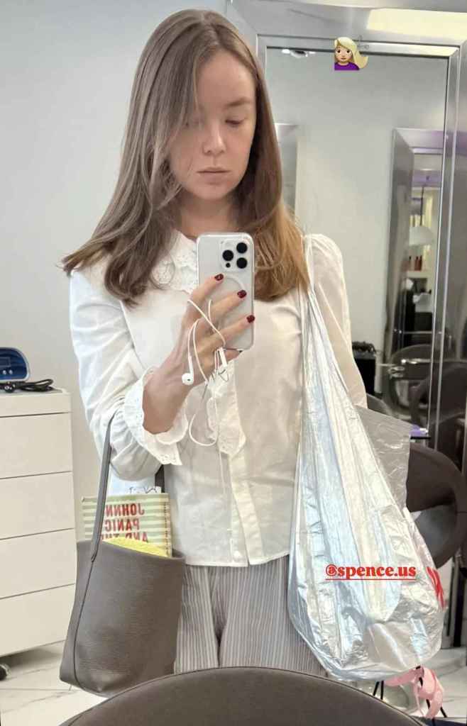 Alexandra de Hanover con una bolsa plateada de 25 euros