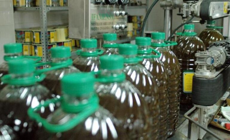 Planas abre una vía para intervenir el mercado del aceite de oliva