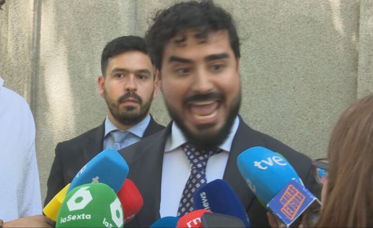 Los periodistas plantan a Alvise Pérez tras insultarles a su salida del Supremo: «¡Váyanse!»
