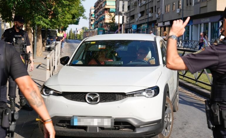 Juana Rivas entrega a su ex a su hijo menor para su regreso a Italia en mitad de un gran hermetismo