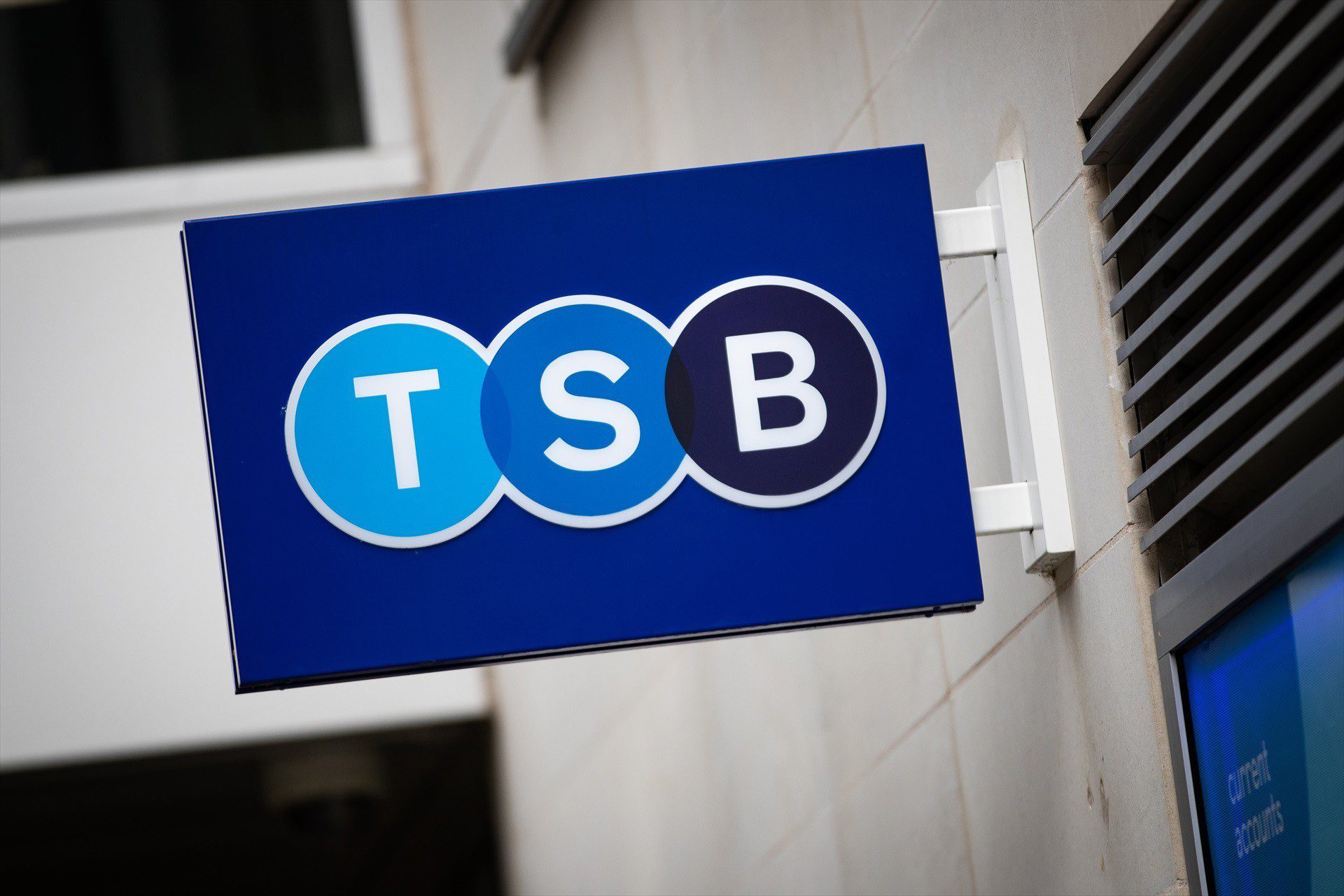 Sabadell elevó las retribuciones de los empleados y ejecutivos de TSB en plena opa del BBVA